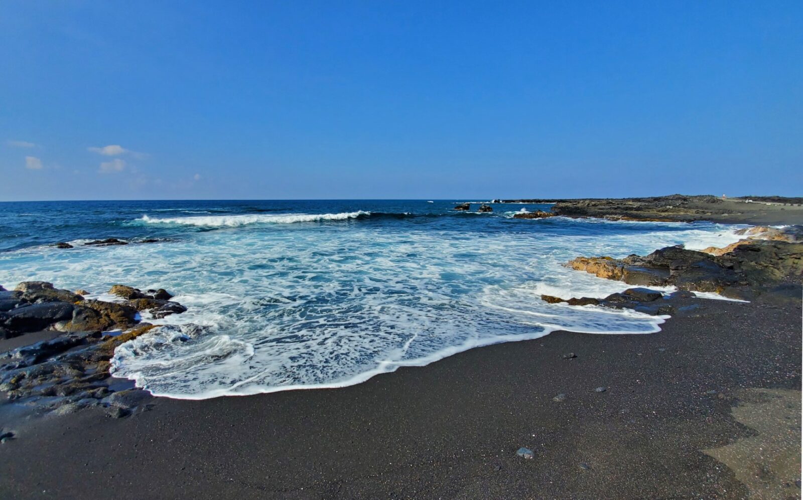 Makolea Black Sand Beach